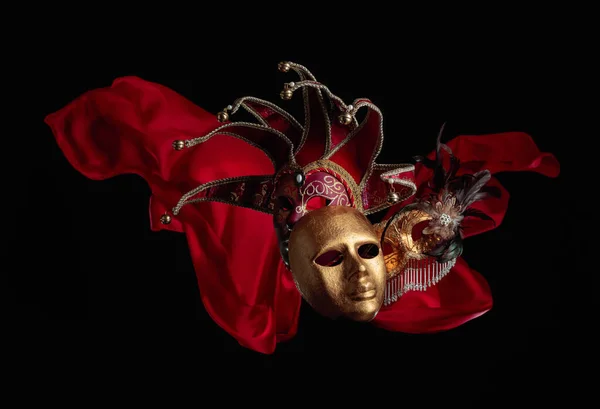 Máscaras Carnaval Fundo Preto Com Flutters Pano Vermelho Espaço Cópia — Fotografia de Stock