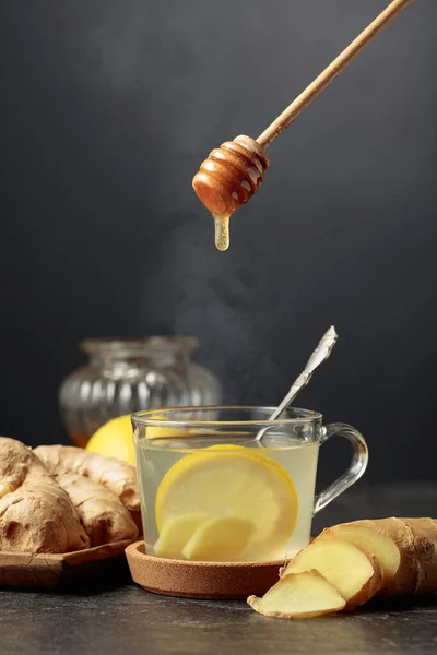 红底上有柠檬和蜂蜜的姜茶 — 图库照片