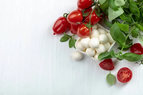 Mozzarella Mit Basilikum Und Tomaten Auf Einem Weißen Holztisch Traditionelle — Stockfoto