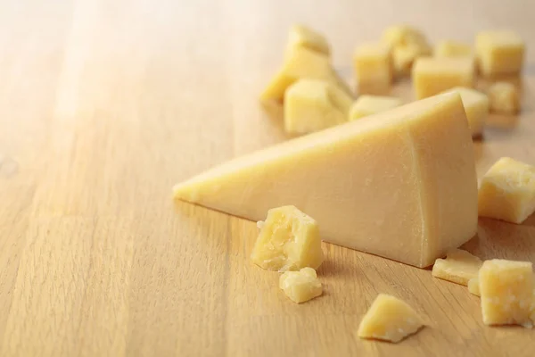 木製のまな板の上にパルメザンチーズ — ストック写真