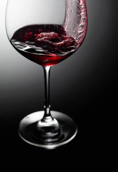 Gros Plan Vin Rouge Coulant Sur Fond Noir — Photo