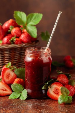 Çilek reçeli ve taze böğürtlen eski kahverengi bir masada.. 
