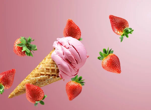草莓冰淇淋在松饼蛋筒里 新鲜浆果飘落在粉红的背景上 — 图库照片