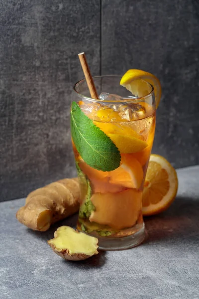 Крижаний Чай Льодом Ятою Імбиром Лимоном Холодний Освіжаючий Напій Інгредієнтами — стокове фото