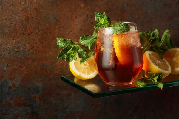 Chá Gelado Com Limão Hortelã Copo Congelado Uma Bebida Refrescante — Fotografia de Stock