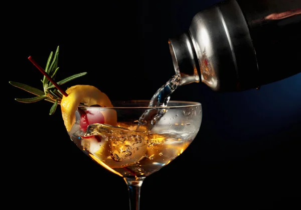 Cocktail Con Ciliegia Rosmarino Limone Bevanda Viene Versata Uno Shaker — Foto Stock