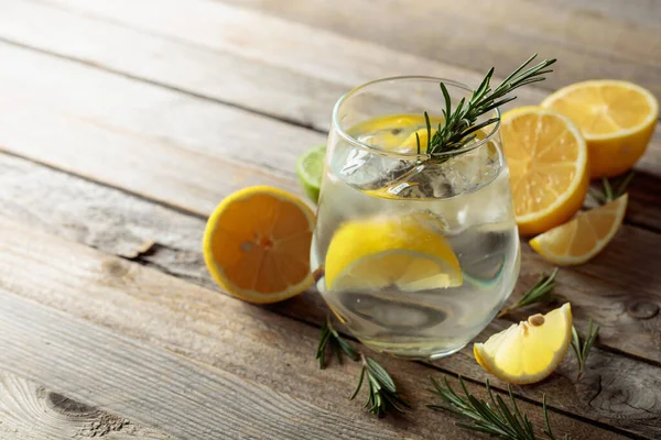 Tonico Gin Con Fette Ghiaccio Rosmarino Limone Vetro Smerigliato Cocktail — Foto Stock