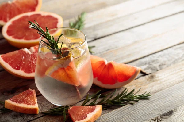 Gin Tonic Ice Rosemary Grapefruit Slices Frosted Glass Cocktail Ingredients — Stock Photo, Image