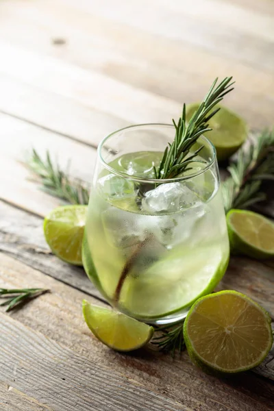 Gin Tonic Mit Eis Rosmarin Und Limettenscheiben Milchglas Cocktail Mit — Stockfoto