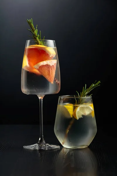 Tonico Gin Con Ghiaccio Rosmarino Limone Pompelmo Bicchieri Glassati Bicchieri — Foto Stock