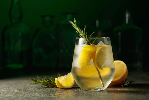 Cocktail Gin Tonic Met Ijs Rozemarijn Citroen Een Stenen Tafel — Stockfoto