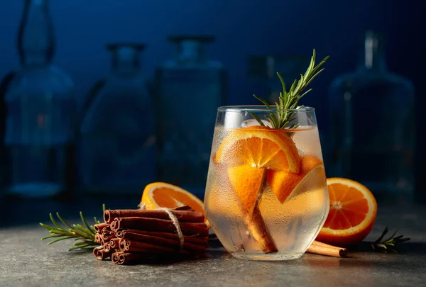 Cóctel Gin Tonic Con Hielo Romero Canela Naranja Una Mesa —  Fotos de Stock