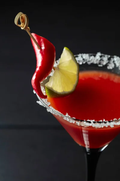 Blodiga Mary Cocktail Med Lime Och Röd Paprika Svart Bakgrund — Stockfoto