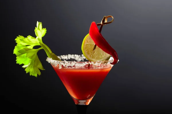 Blodiga Mary Cocktail Med Selleri Lime Och Röd Paprika Glaset — Stockfoto