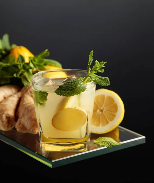 Coquetel Refrescante Verão Com Gelo Natural Gengibre Limão Hortelã Cocktail — Fotografia de Stock