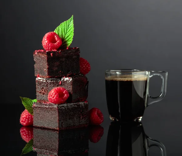 Ciasto Czekoladowe Świeżymi Malinami Czarną Kawą Czarnym Refleksyjnym Tle Przestrzeń — Zdjęcie stockowe