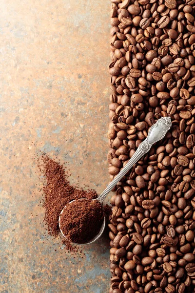 Gemahlener Kaffee Einem Löffel Und Kaffeebohnen Auf Rostigem Metallgrund Ansicht — Stockfoto