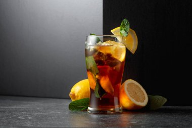 Buzlu çay ya da buzlu, naneli ve limonlu ferahlatıcı bir yaz içeceği. Boşluğu kopyala.