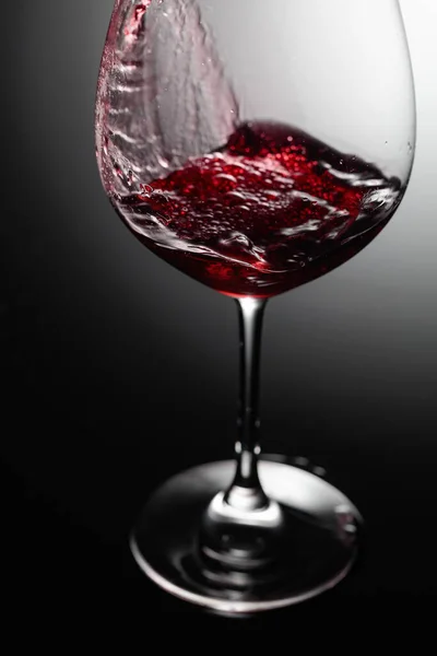 Siyah Arkaplana Dökülen Kırmızı Şarabın Yakın Çekimi — Stok fotoğraf