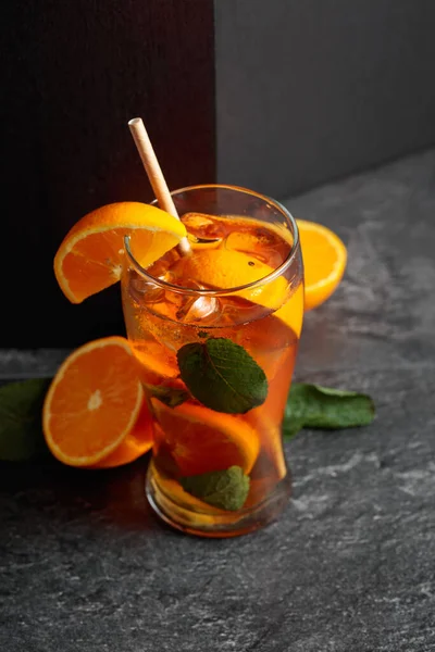 Ijsthee Een Zomer Verfrissend Drankje Met Ijs Munt Sinaasappel Kopieerruimte — Stockfoto