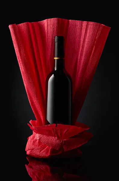 Bottle Red Wine Crumpled Paper Black Reflective Background — 图库照片