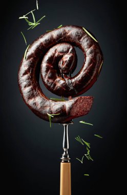 İspanyol pudingi ya da siyah arka planda biberiyeli kan sosisi..