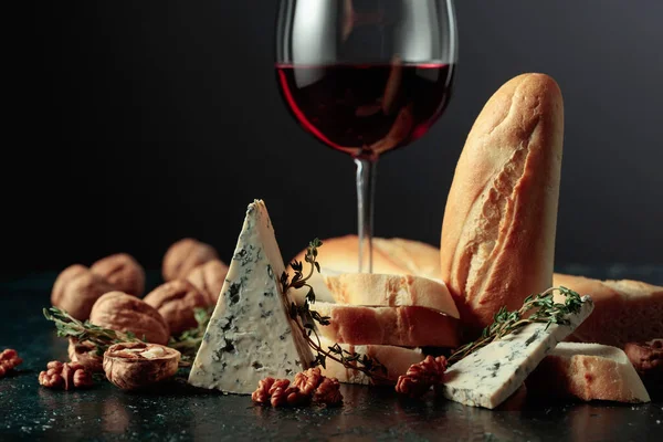 Γαλάζιο Τυρί Κόκκινο Κρασί Μπαγκέτα Καρύδια Και Θυμάρι Παραδοσιακά Μεσογειακά — Φωτογραφία Αρχείου