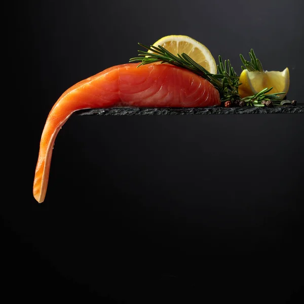 Smocked Salmon Rosemary Lemon Peppercorn Black Background Copy Space — Stockfoto