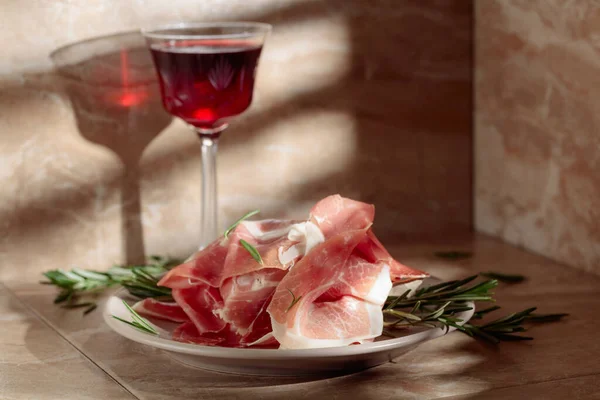 Italian Prosciutto Spanish Jamon Rosemary Red Wine Kitchen Table — Stockfoto