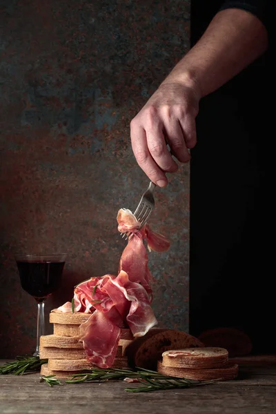 面包和迷迭香放在一张旧木桌上的意大利卷心菜 地中海传统食品 复制空间 — 图库照片