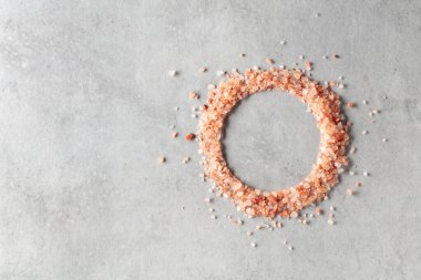 Beyaz taş bir masada pembe Himalaya tuzu. Boşluğu kopyala.