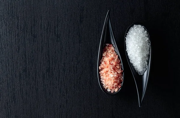 White Sea Salt Pink Himalayan Salt Black Ceramic Table Top — Stock Photo, Image