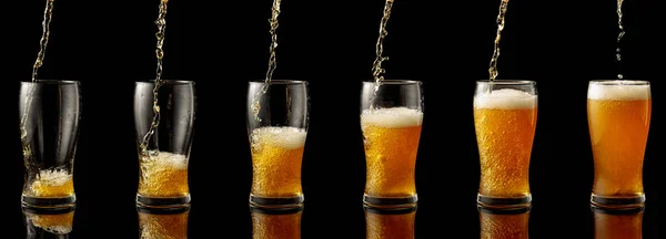 Deitar Cerveja Num Copo Copo Cerveja Fundo Reflexivo Preto — Fotografia de Stock