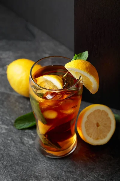冰茶或夏季清凉饮料 薄荷和柠檬 — 图库照片