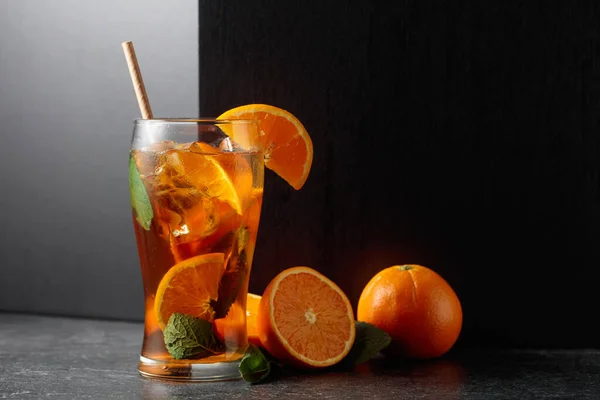 Mrożona Herbata Lub Letni Orzeźwiający Napój Lodem Miętą Pomarańczą Przestrzeń — Zdjęcie stockowe