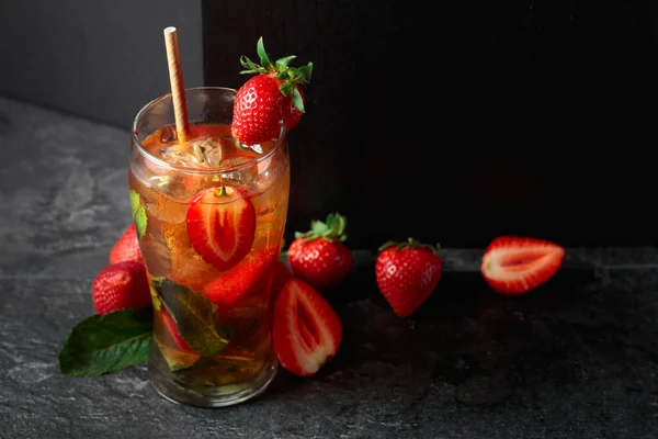 Iced Tea Summer Refreshing Drink Ice Mint Strawberries Copy Space — Stock Photo, Image