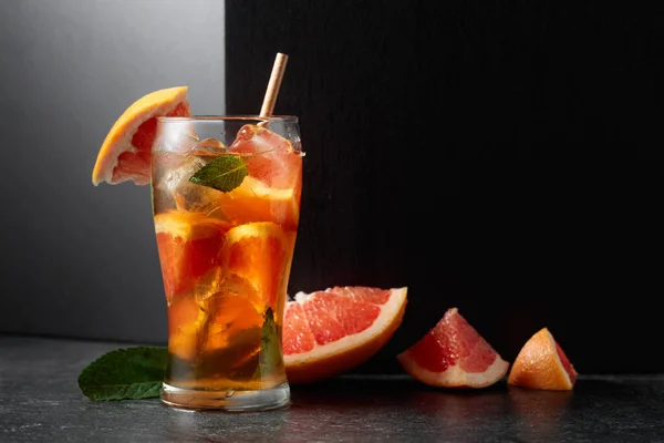 Chá Gelado Uma Bebida Refrescante Verão Com Gelo Hortelã Toranja — Fotografia de Stock