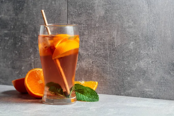 Крижаний Чай Льодом Ятою Апельсином Холодний Освіжаючий Напій Інгредієнтами Сірому — стокове фото