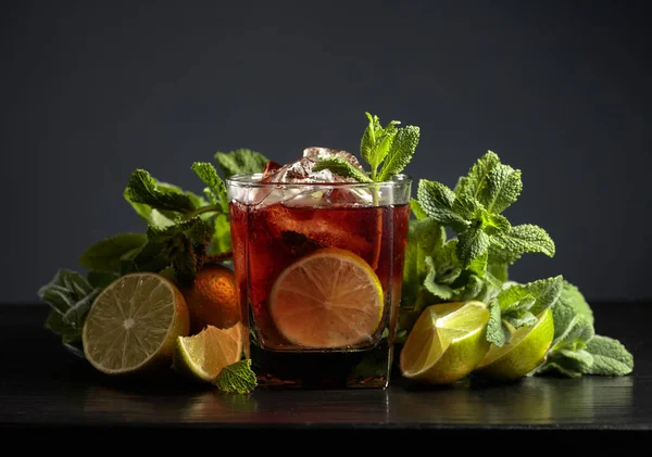 Cocktail Cuba Libre Mit Rum Cola Minze Und Limette Auf — Stockfoto