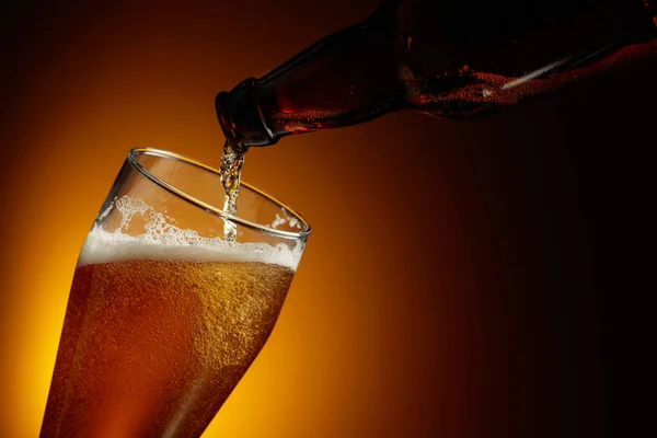 Versare Birra Una Bottiglia Bicchiere Copia Spazio — Foto Stock
