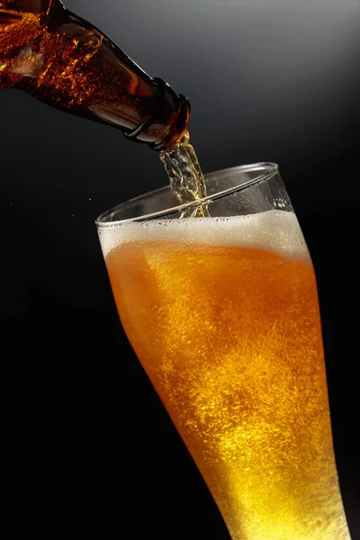 Versare Birra Una Bottiglia Bicchiere Alto — Foto Stock