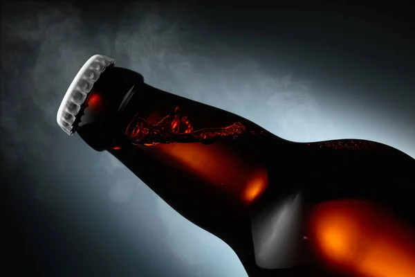 Nahaufnahme Einer Ungeöffneten Bierflasche Gegenlicht — Stockfoto