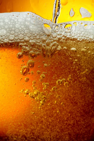 Склянка Смачного Пива Піною Крупним Планом Наливання Пива Бульбашкою Склянку — стокове фото