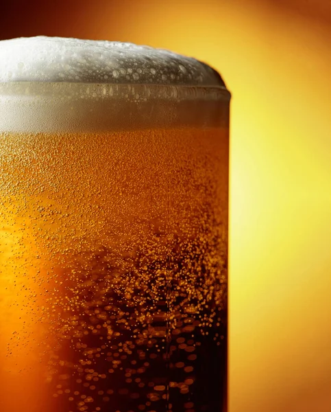 Sklenice Chutného Piva Pěnou Detailní Záběr Nalévání Piva Bublinkovou Pěnou — Stock fotografie