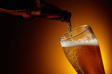 Şişeden bardağa bira dökmek. Boşluğu kopyala.
