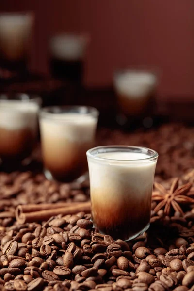 Beyaz Rus Kokteyli Votka Kahve Likörü Krema Kahve Çekirdekleri Tarçın — Stok fotoğraf