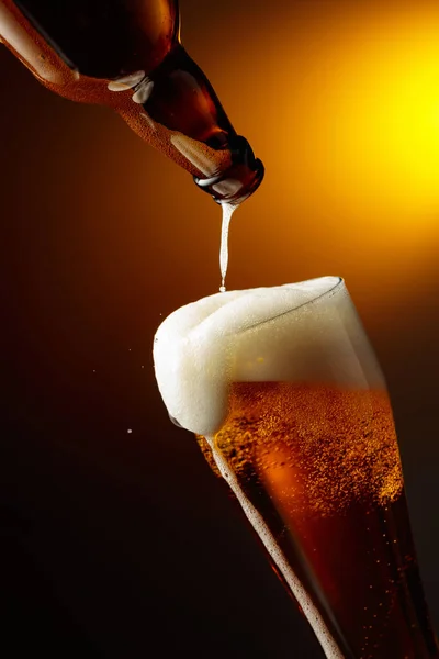 Nalít Pivo Láhve Vysoké Sklenice — Stock fotografie