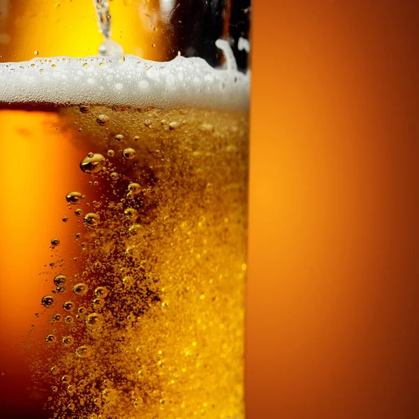 Glas Smakelijk Bier Met Schuim Close Bier Gieten Met Schuim — Stockfoto
