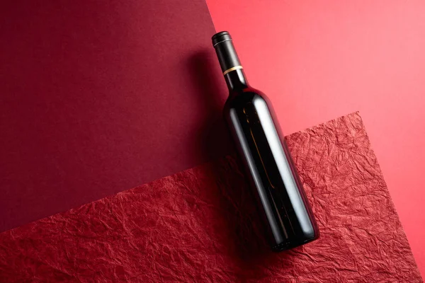 Eine Flasche Rotwein Auf Rotem Hintergrund Roter Hintergrund Mit Unterschiedlichen — Stockfoto