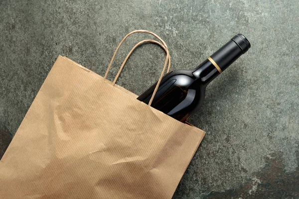 Bolsa Compras Papel Con Una Botella Vino Tinto Sobre Viejo — Foto de Stock